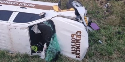 Un m�vil policial en el que viajaban tres agentes choc� contra una rotonda en Ruta 5