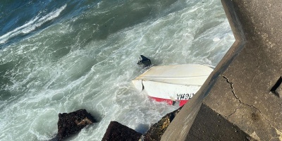 Prefectura asisti� a los tres ocupantes de una lacha que volc� en la escollera de La Paloma