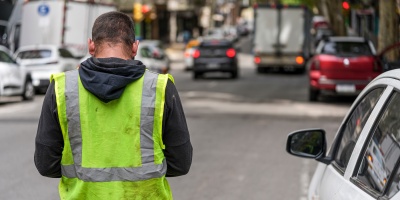 Autoridades e instituciones de Pando trabajan para normalizar la tarea de personas en situaci�n de calle que cuidan coches