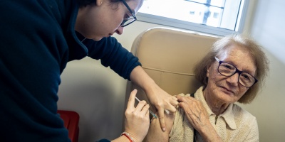 Adultos mayores en residenciales tiene buena aceptaci�n a la vacuna contra la gripe y menos adhesi�n a la de Covid 