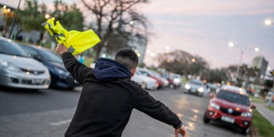 Vecinos de Ciudad Vieja se�alan malos tratos de un cuidacoches y denuncian la ausencia de las autoridades ante denuncias 