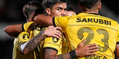Pe�arol lidera la tabla con 19 puntos