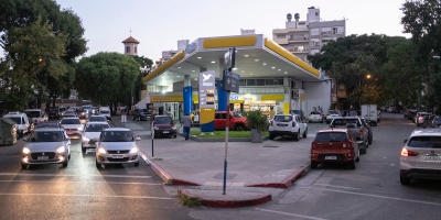 Las estaciones de servicio admitieron falta de combustible debido a la ausencia de distribuci�n y la elevada demanda