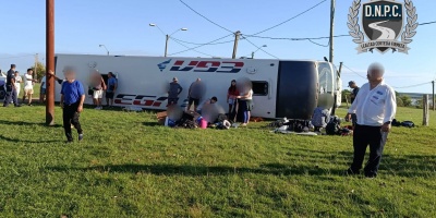 Volc� un �mnibus de EGA con 50 personas a bordo en Flores