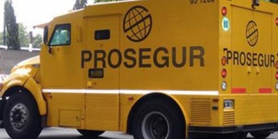 Tres lesionados al chocar un camin blindado con coche de custodia