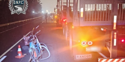 Un ciclista se encuentra grave tras ser embestido por un cami�n
