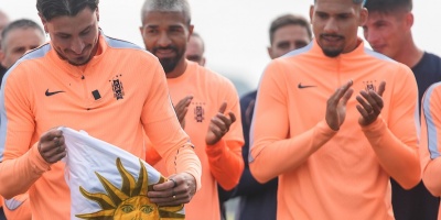 Ronald Araujo viaj� a Barcelona por una contractura en un gemelo