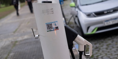 A partir del 2027 el Gobierno gravar� Imesi a los autos el�ctricos