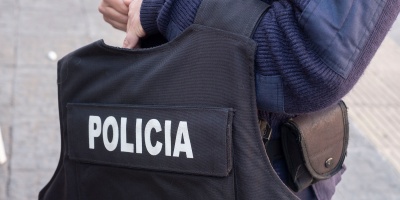 La Polic�a incaut� seis armas de fuego y un chaleco antibalas tras desbaratar una banda que robaba fincas de campa�a