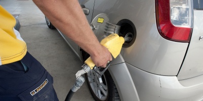 Los precios de referencia de combustibles para agosto marcan alzas en las naftas y el gasoil seg�n Ursea 