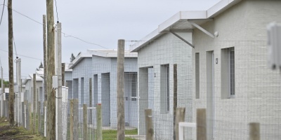 El Ministerio de Vivienda y Ordenamiento Territorial entreg� 158 soluciones habitacionales a familias de Paysand�