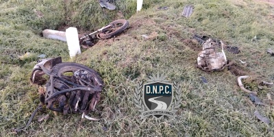 Fallecieron los dos ocupantes de una moto tras colisionar con un auto