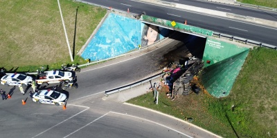 Un cami�n con carga cay� desde el puente de ruta 48 sobre ruta 5