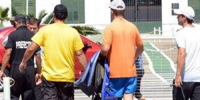 Rescatan tres pescadores que estaban a la deriva tras naufragar su bote