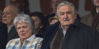 Larg� Topolansky custodiada por Mujica