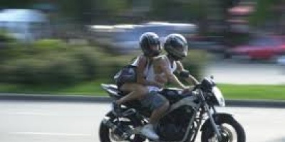 Pareja de motociclistas muri� al chocar contra una columna en San Carlos