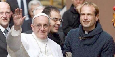 Empresario argentino pag� 30.500 d�lares por el iPad del Papa Francisco.