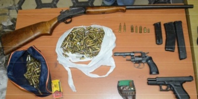 Hombre con antecedentes a prisi�n tras ser detenido con varias armas y droga