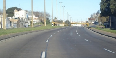 Accidente en Accesos: Cami�n choc� con �mnibus y derram� soja