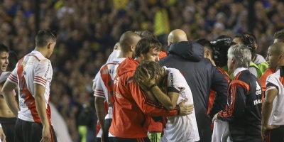 Supercl�sico argentino se suspendi� luego que los jugadores de River fueran atacados con gas pimienta