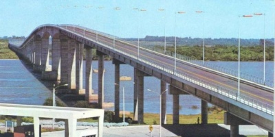 Cola y aglomeraci�n de veh�culos en Puente General Artigas