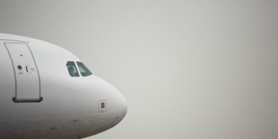 Aeropuerto y puerto operando con dificultad por la niebla