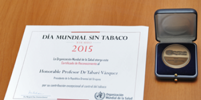 V�zquez recibi� distinci�n de OPS por lucha contra el tabaquismo