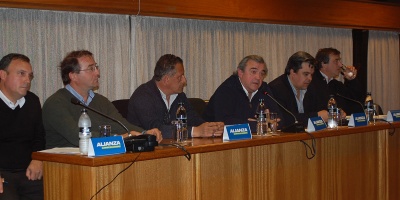 Larra�aga se reuni� con alcaldes de Alianza Nacional y pidi� por m�s descentralizaci�n