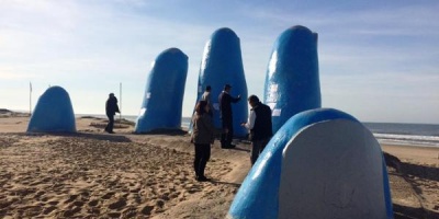 Dedos de Punta del Este amanecieron pintados de celeste