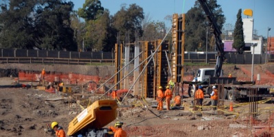 Obreros del Antel Arena exigen mantener sus jornales