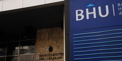 Movimiento deudores en UR realizar una movilizacin en las puertas del Banco Hipotecario 