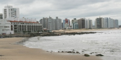 Fuerte oleaje rompi muro en rambla de Punta del Este
