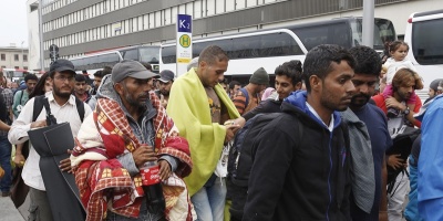 Miles de migrantes marchan por refugio hacia Alemania y Austria