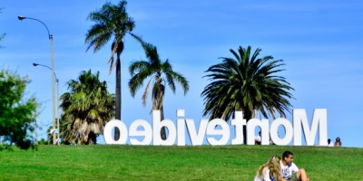 Cartel "Montevideo" de la Rambla ser pintado con los colores de la diversidad