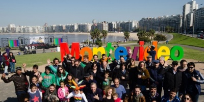 Cartel "Montevideo" qued pintado con colores de la diversidad