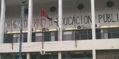 Estudiantes del IPA bajaron el pabell�n nacional e izaron bandera gremial