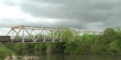 Peat�n muri� tras ser embestido en la cabecera del puente del R�o Y�