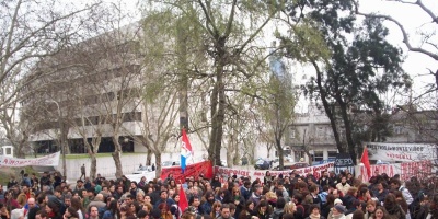 FENAPES afirma que se golpe� a menores y la polic�a provoc�