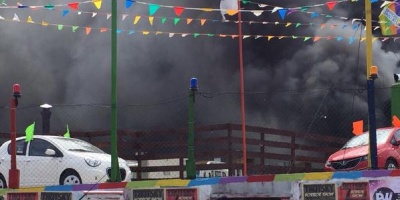 Bomberos control incendio en automotora de Avenida Italia y Propios