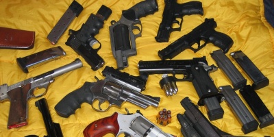 Robaron 50 armas cortas y largas de armera en Ciudad de la Costa
