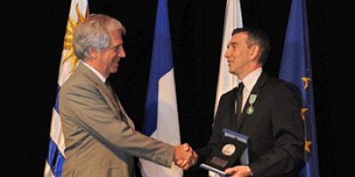 Vzquez entreg Medalla Delmira Agustini a Julio Bocca