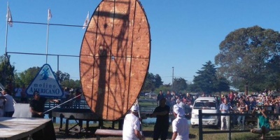 Durazno nuevamente hizo la torta frita m�s grande del mundo