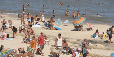 Recomiendan no baarse en las playas de Montevideo