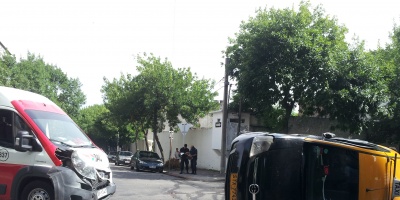 Choque entre taxi y camioneta deja heridos leves