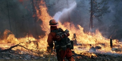 Bomberos trabaja para apagar incendio en Canelones