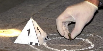 Fue baleado y su casa quemada por su pareja