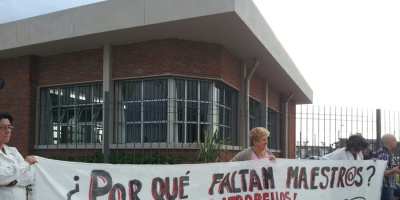 Vzquez recorre escuelas y escucha protestas de docentes
