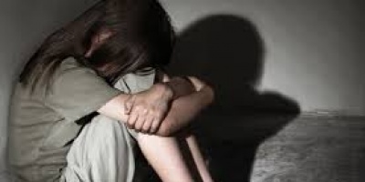 Padrastro intent abusar de su hijastra; su madre saba