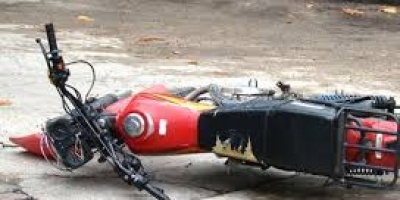 Muri motociclista en accidente
