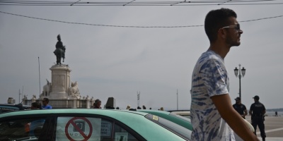 Operacin tortuga de taxis portugueses para protestar contra Uber
